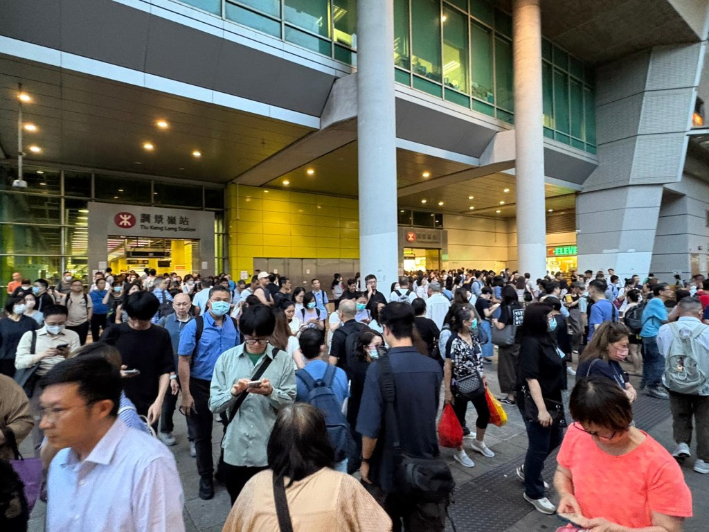 調景嶺站外目測最少有逾300人。黃子龍攝 調景嶺站外目測最少有逾300人。黃子龍攝