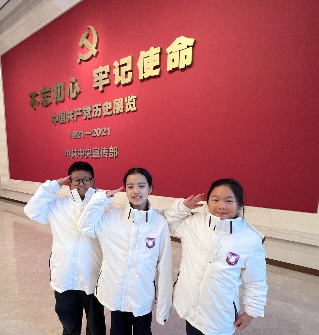 參訪團團員參觀中國共產黨歷史展覽館。