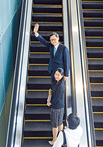 正式榮休的陳德霖稱，有點不捨共事逾20多年、曾一起打拼的同事。