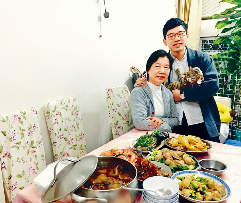 羅冠聰曾在社交媒體上載與母親合照。