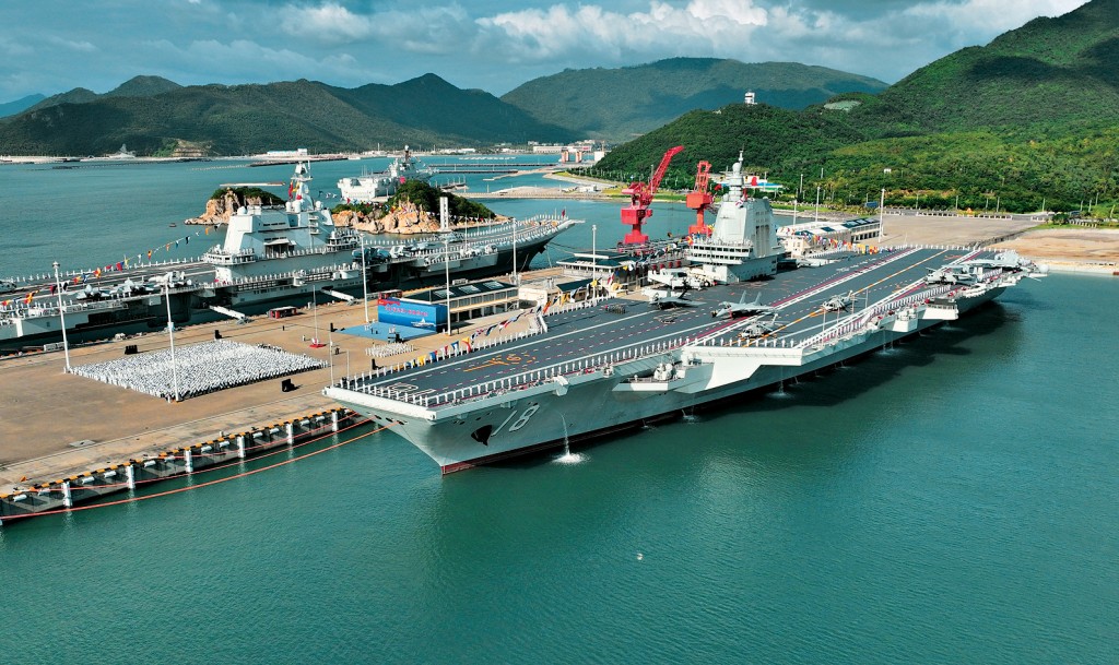 解放軍現役有3艘航空母艦。圖為常駐海南三亞的電磁彈射型航母福建艦。