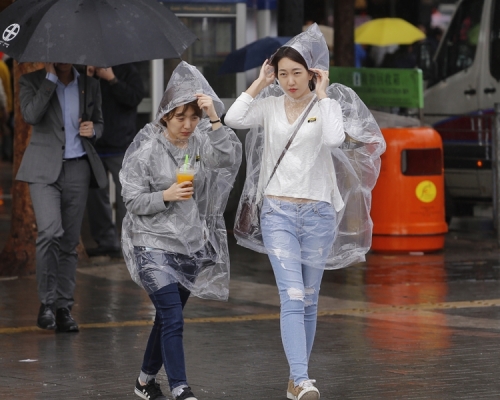 受卡努與東北季候風的共同影響,明日起本港會有雨及變得清涼。資料圖片