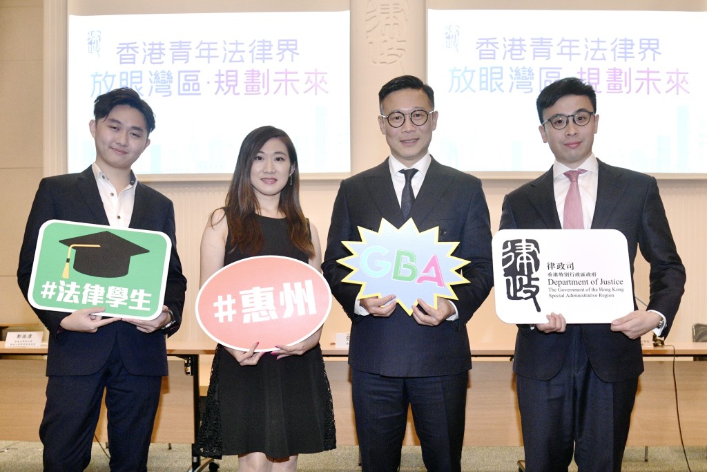 張國鈞（右二）本月初率領首個青年法律業界及法律學生代表團考察惠州。盧江球攝