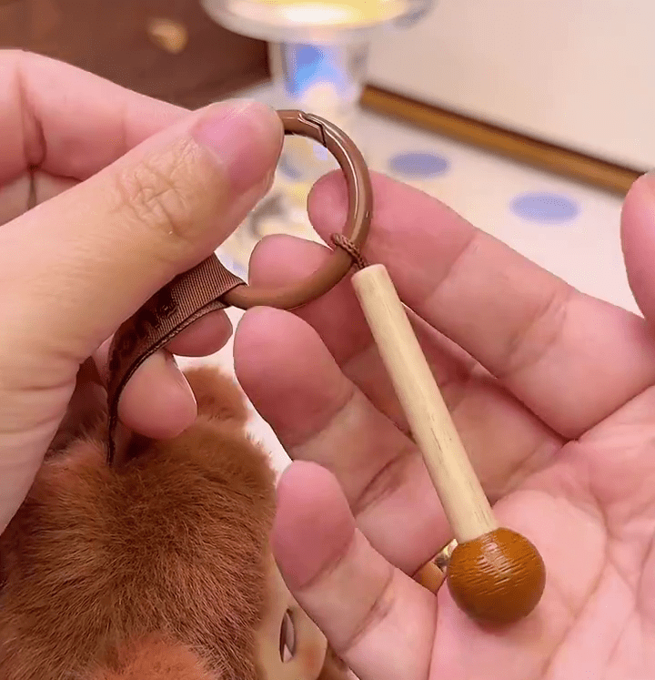 網友開箱「PUCKY敲敲系列」軟膠毛公仔掛件。