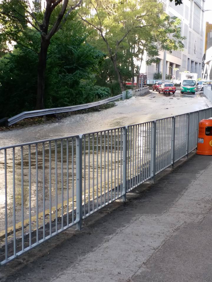 大窩口國瑞路爆水管。網民Lai Yung Lee 圖片