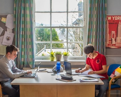 蘇格蘭的寄宿學校普不但能讓學校老師監督學生的學習情況，也能培養他們的自理能力。