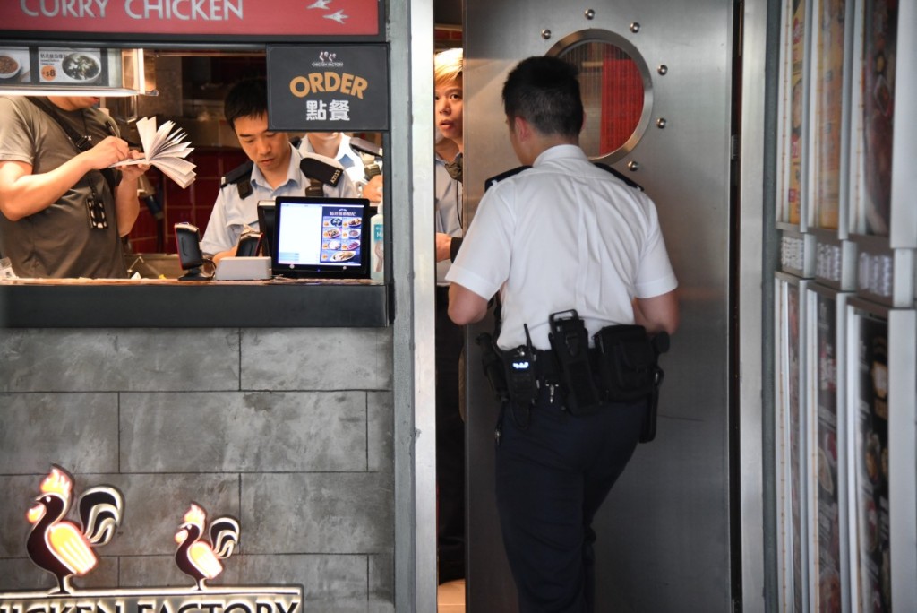 警员到快餐店调查。