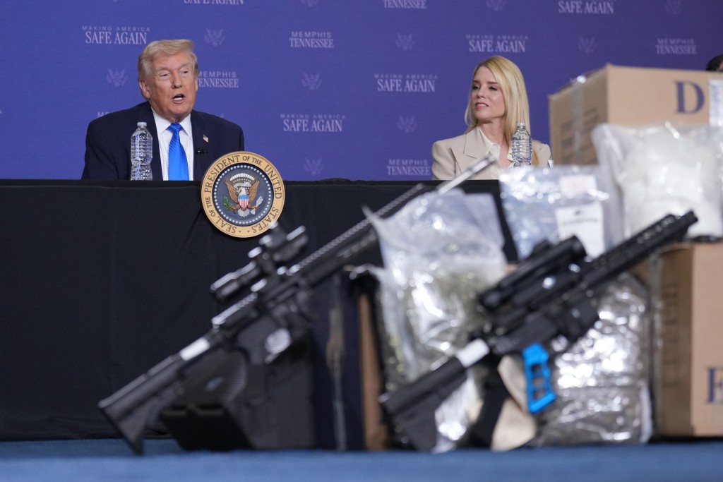 特朗普在孟菲斯准备就打击犯罪工作发表演说前，主动向传媒更新伊朗局势。美联社