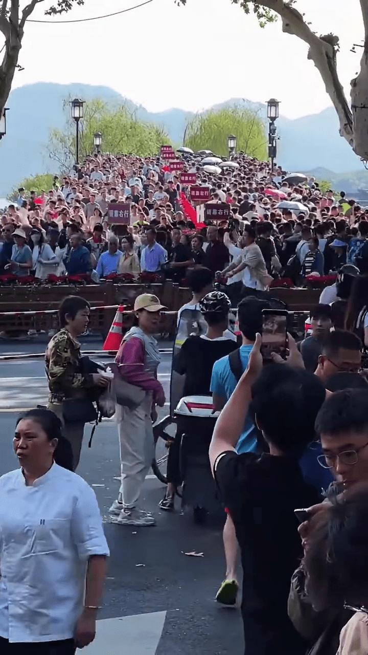 國慶假期，杭州西湖景區開啟「人山人海」模式。