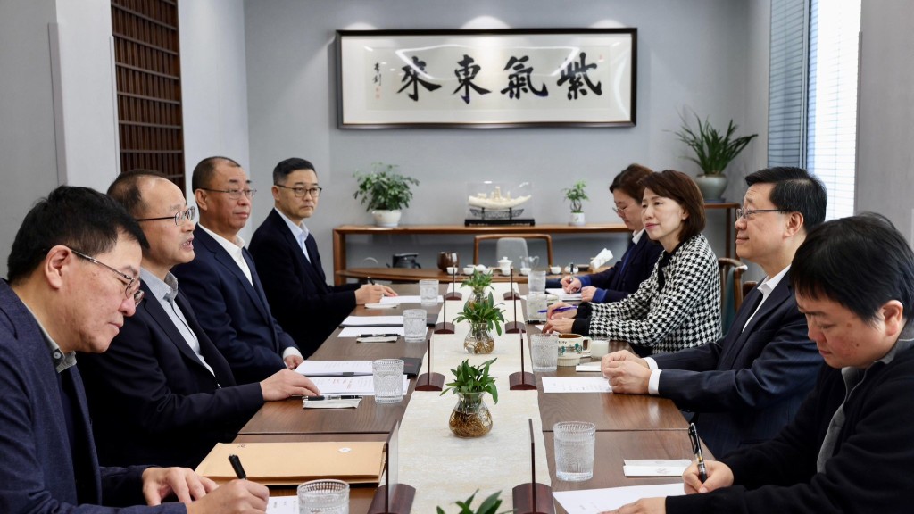 李家超述職｜會晤北大書記 有意在北都大學城設研究院 鼓勵在京港青投身創科