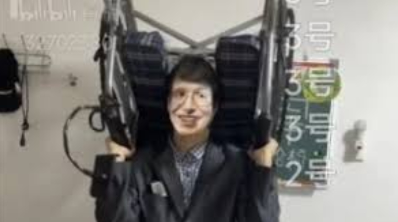 有人戴霍金的面具，然後做出舉輪椅的動件。有關影片已被移除。