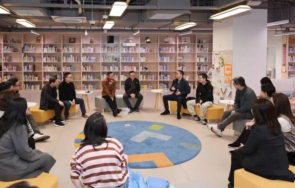 阿里巴巴创始人马云(左三)与阿里巴巴和蚂蚁集团核心管理层齐聚杭州云谷学校,探讨AI带来的挑战和机会。云谷教育 阿里巴巴创始人马云(左三)与阿里巴巴和蚂蚁集团核心管理层齐聚杭州云谷学校,探讨AI带来的挑战和机会。云谷教育