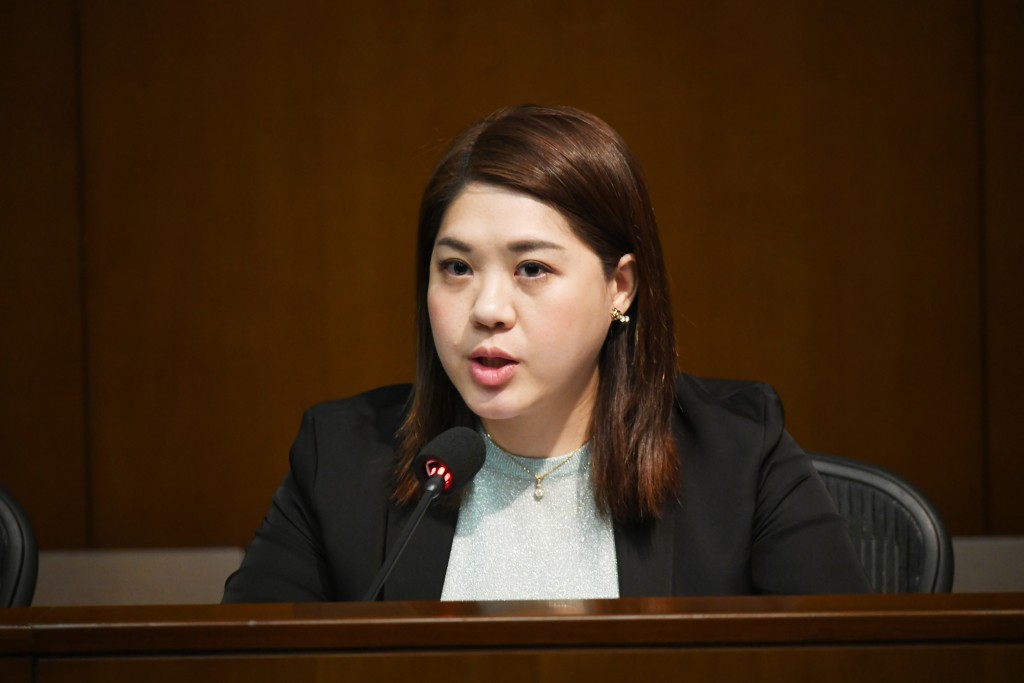 林素蔚建議，如果日後情況再次失控，政府可考慮於香港和內地同樣的公眾假期下午4時至7時禁至的士駛入。
