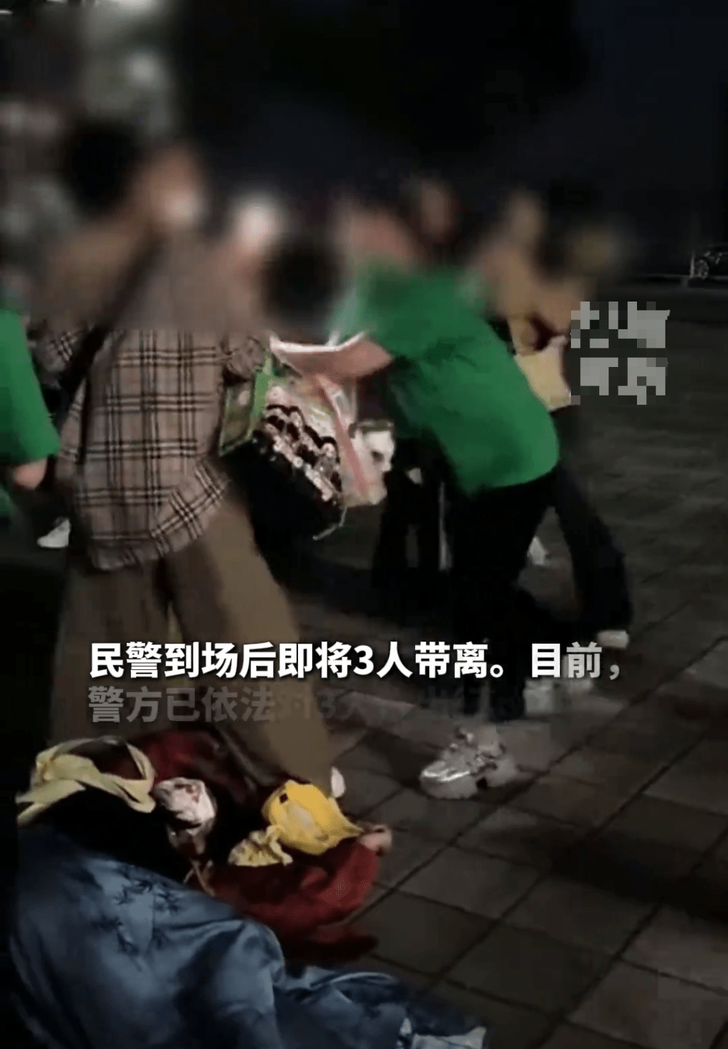 一對母女與另一粉媽爆發衝突，混亂中有人倒地。