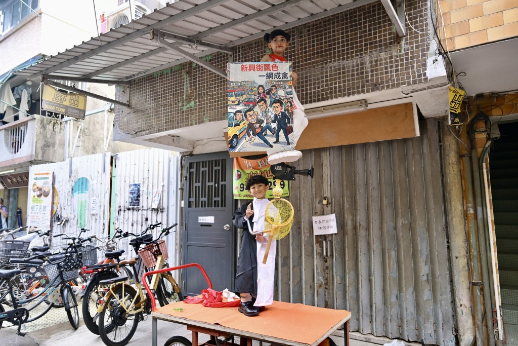 「一網成禽」以攝影機、陶瓷花瓶和捕蟲網包裹「色梗」,色芯則扮演傳媒和律師、醫生。 「一網成禽」以攝影機、陶瓷花瓶和捕蟲網包裹「色梗」,色芯則扮演傳媒和律師、醫生。