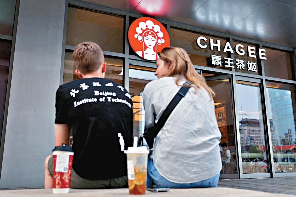 知名茶飲品牌「霸王茶姬」深受年輕人歡迎。