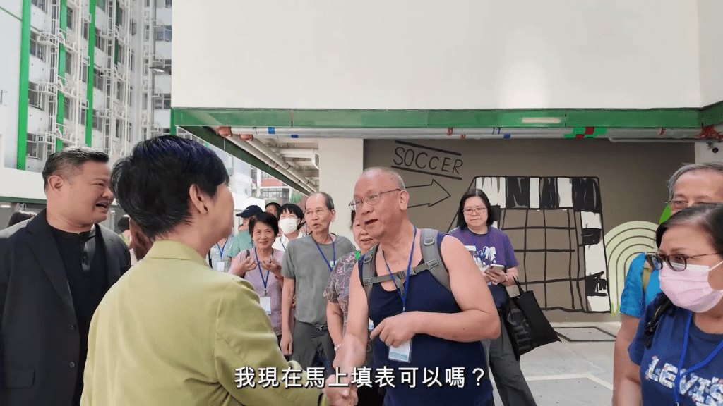何永賢說,很高興看到「睇樓團」的街坊都非常滿意簡約公屋質素。 何永賢說,很高興看到「睇樓團」的街坊都非常滿意簡約公屋質素。