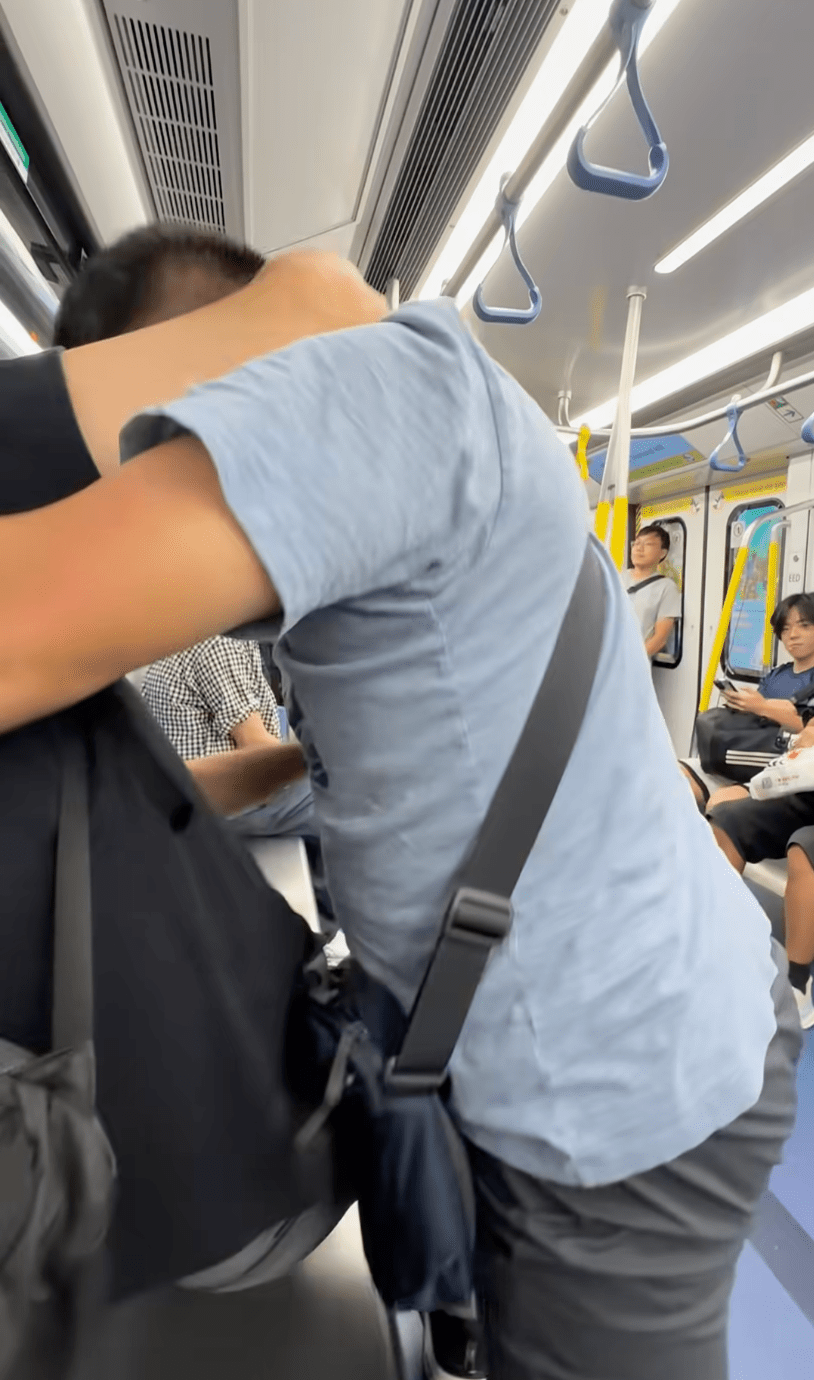 雙方在車廂內猛烈纏鬥,一度扭作一團,難分難解。 雙方在車廂內猛烈纏鬥,一度扭作一團,難分難解。