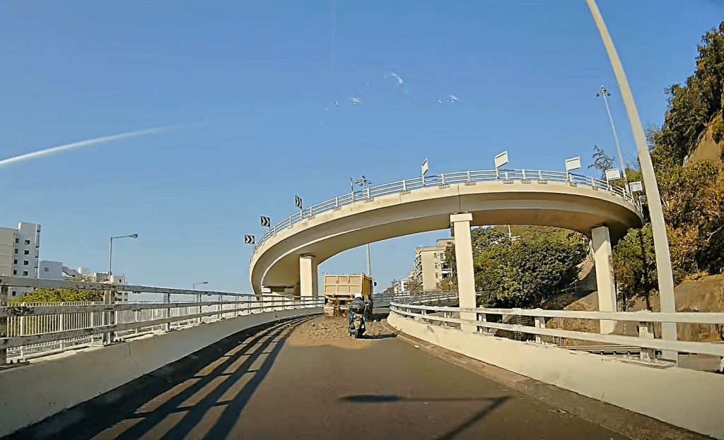 泥頭車車尾板突然鬆開，大量泥石傾倒而下。fb：車cam L（香港群組）