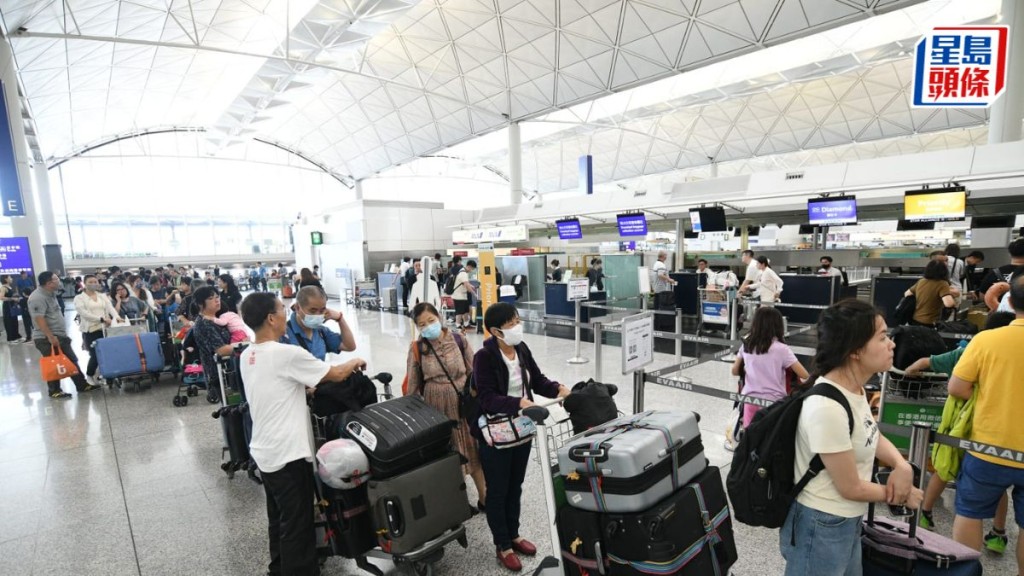 大批旅客排長龍辦理登機手續。蘇正謙攝