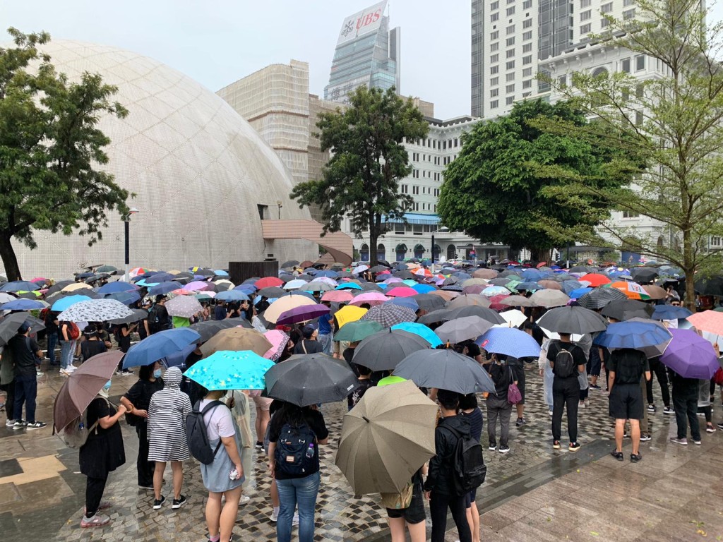 遊行人士先在太空館對出空地集合。