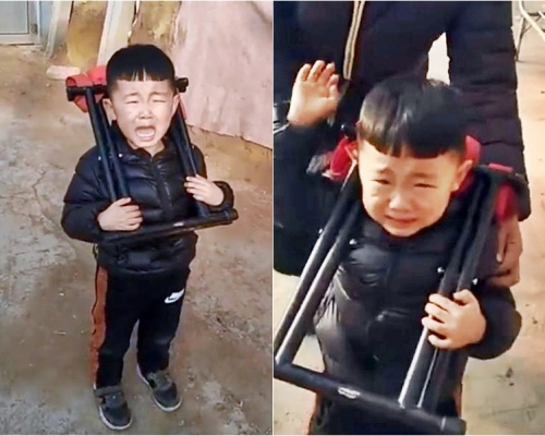 內地一名男童貪玩將頭塞入摺凳內，結果頭被卡住，一旁的媽媽不但沒有幫忙，還拍片上傳到社交平台上嘲笑兒子。