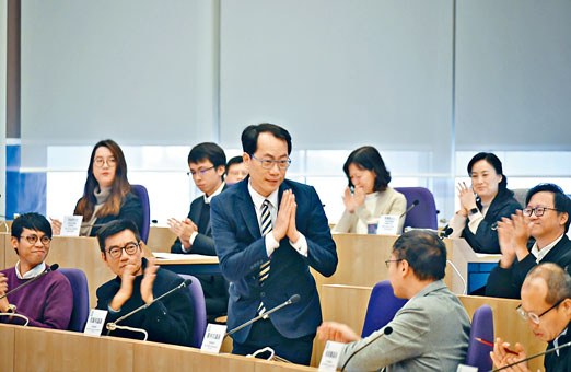 西貢區議會選出鍾錦麟和周賢明(站立者)分別擔任正、副主席。