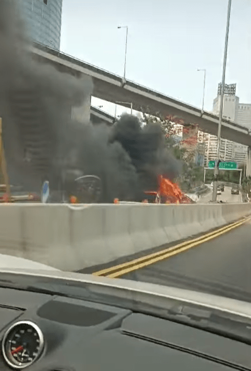 私家車陷於熊熊火海之中。網上圖片