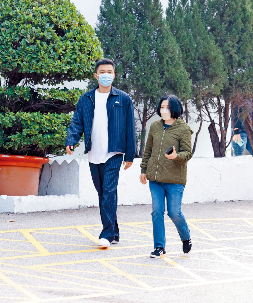 楊明昨晨刑滿出獄，由助手陪同離開。