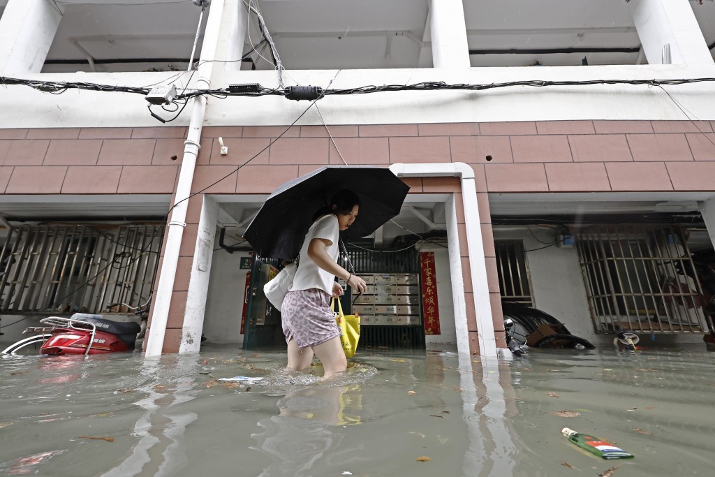 8月9日,受台風白海豚影響,上海普降大雨。 中新社 8月9日,受台風白海豚影響,上海普降大雨。 中新社