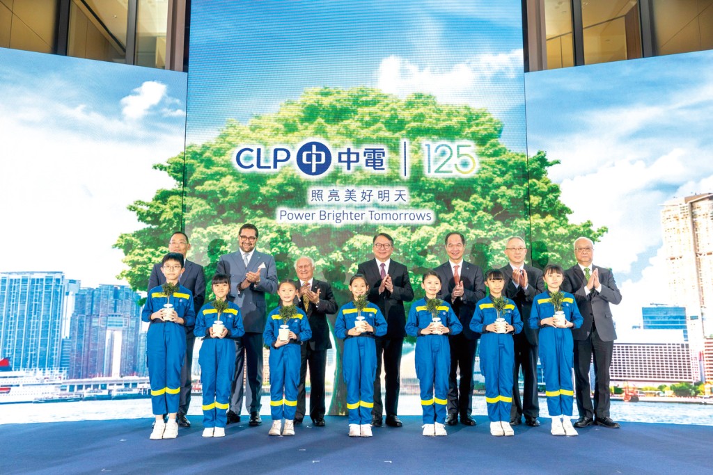 中電125周年誌慶活動中,一眾小工程師從主禮嘉賓接過小盆栽,寓意將希望與可持續未來薪火相傳。 中電125周年誌慶活動中,一眾小工程師從主禮嘉賓接過小盆栽,寓意將希望與可持續未來薪火相傳。