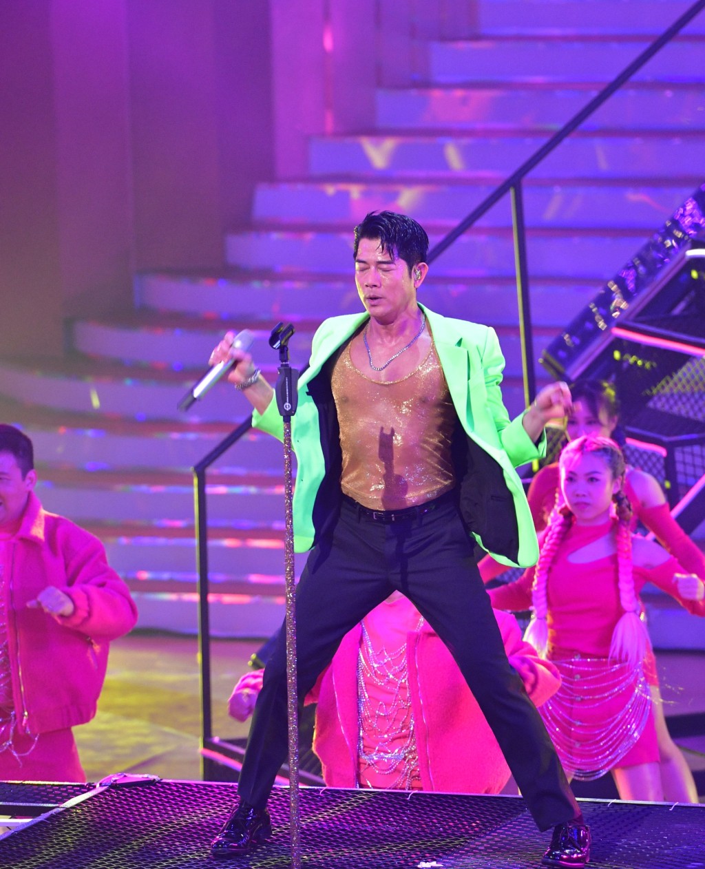 郭富城前年在《万千星辉贺台庆》演出引起全城哄动，压轴登场的他劲舞8分钟，全程真唱，令网民相当佩服。