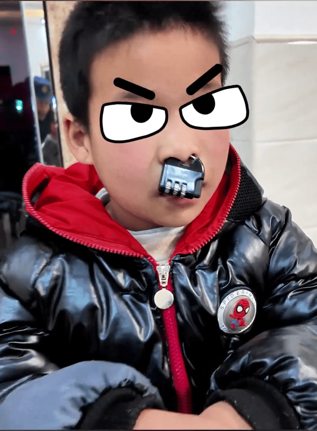 顽童玩密码锁“卡鼻”秒变牛魔王。