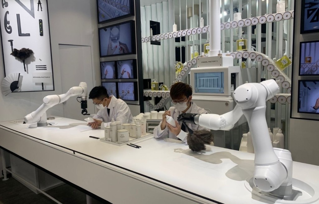 香水工廠內其中一個場景,布置得恍如實驗室的場景,展示智能機械如何輔助人手運作,人與新科技的和諧合作成為生產的大趨勢。