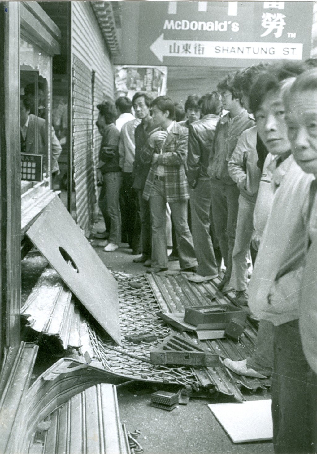 1984年的士罷駛演變騷亂,山東街口的一間珠寶店鐵閘被扯開洗劫。資料圖片 1984年的士罷駛演變騷亂,山東街口的一間珠寶店鐵閘被扯開洗劫。資料圖片
