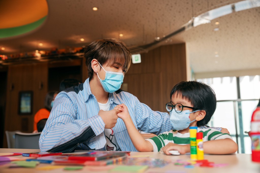 姜濤小朋友大玩遊戲。