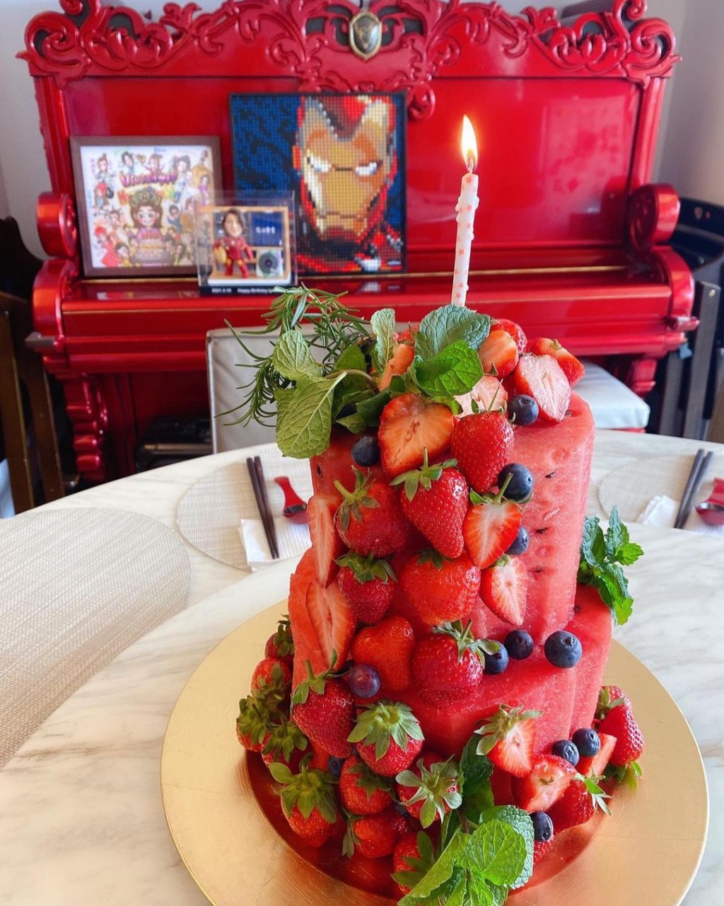 好姊妹得知徐若瑄正在減肥,特別以水果製作蛋糕。