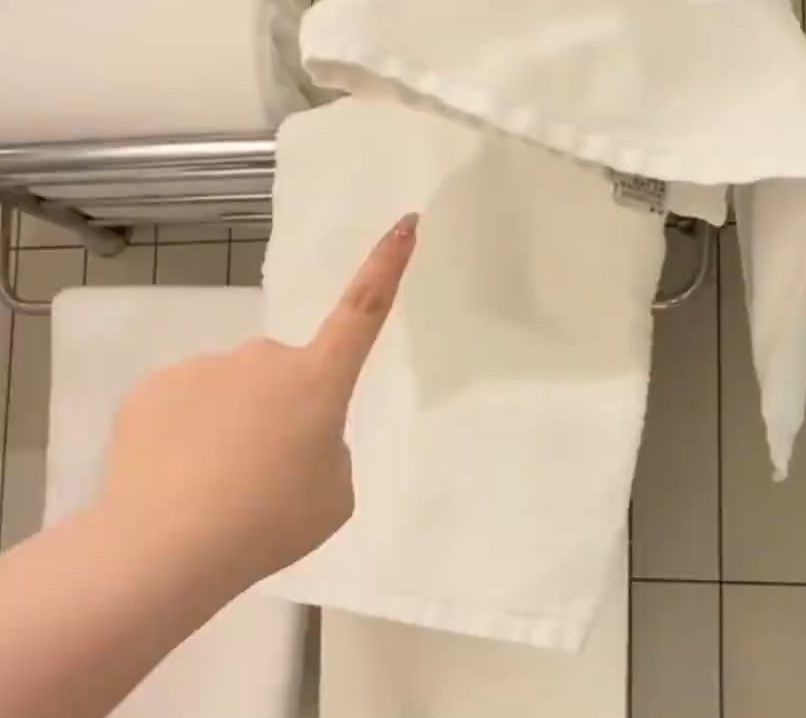 劉小姐稱，拿取浴巾時有一盒已使用的偉哥倬下。立財經