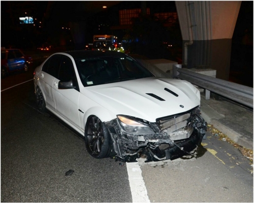 白色平治跑車車頭嚴重損毀。
