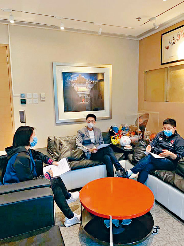 陈婉婷(左)早前跟港协暨奥委会副会长霍启刚(右)会面，提出个人建议。
　　