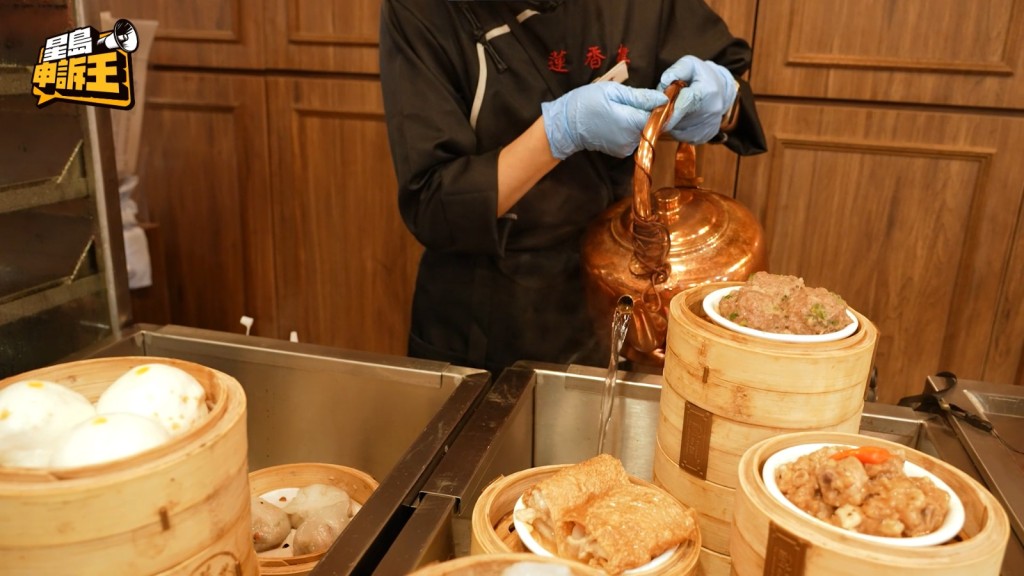 對於食物不夠熱,江小姐指蓮香樓堅持使用傳統點心車,「旺場」時店員偶有疏忽,現已加派人手頻繁更換石油氣。 對於食物不夠熱,江小姐指蓮香樓堅持使用傳統點心車,「旺場」時店員偶有疏忽,現已加派人手頻繁更換石油氣。