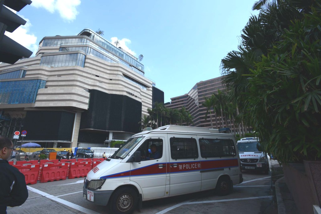 警員在酒店附近駐守