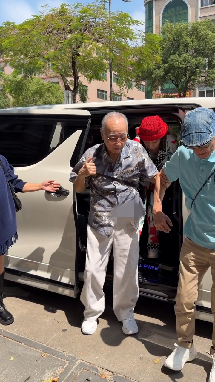 盧海鵬步履緩慢,麥子雲全程緊牽慢行。 盧海鵬步履緩慢,麥子雲全程緊牽慢行。