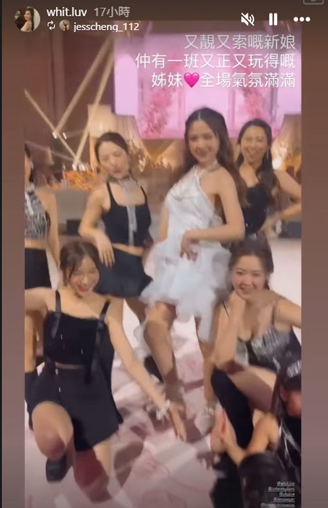 蛋糕儀式後,新人驚喜獻唱《為你鍾情》,最後梁嘉琬更率領閨密團化身女團成員,齊齊跳K-Pop熱舞助慶,場面十分熱鬧。 蛋糕儀式後,新人驚喜獻唱《為你鍾情》,最後梁嘉琬更率領閨密團化身女團成員,齊齊跳K-Pop熱舞助慶,場面十分熱鬧。