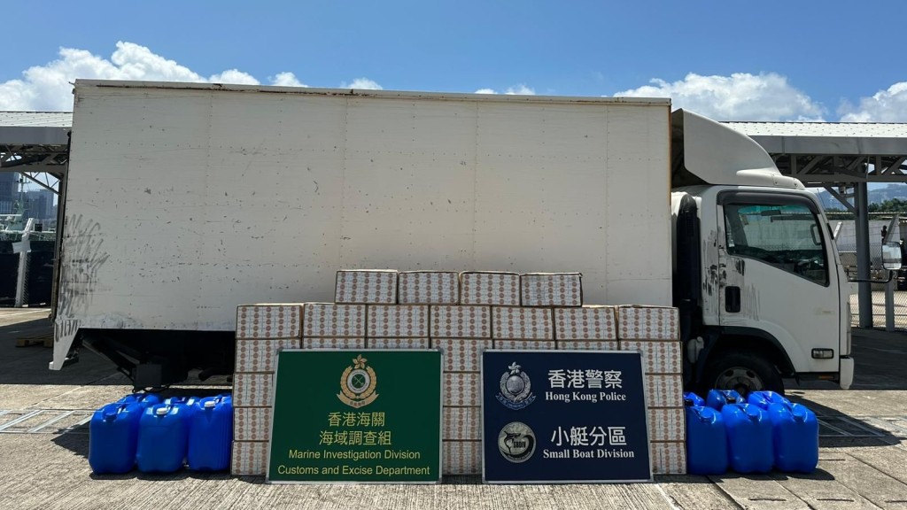 水警海關柴灣聯合打擊快艇走私 截獲私煙鬼油共值178萬元