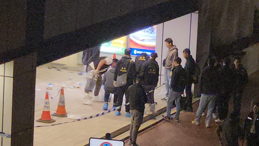 直至午夜時分,警員仍在現場蒐證。黎志偉攝 直至午夜時分,警員仍在現場蒐證。黎志偉攝