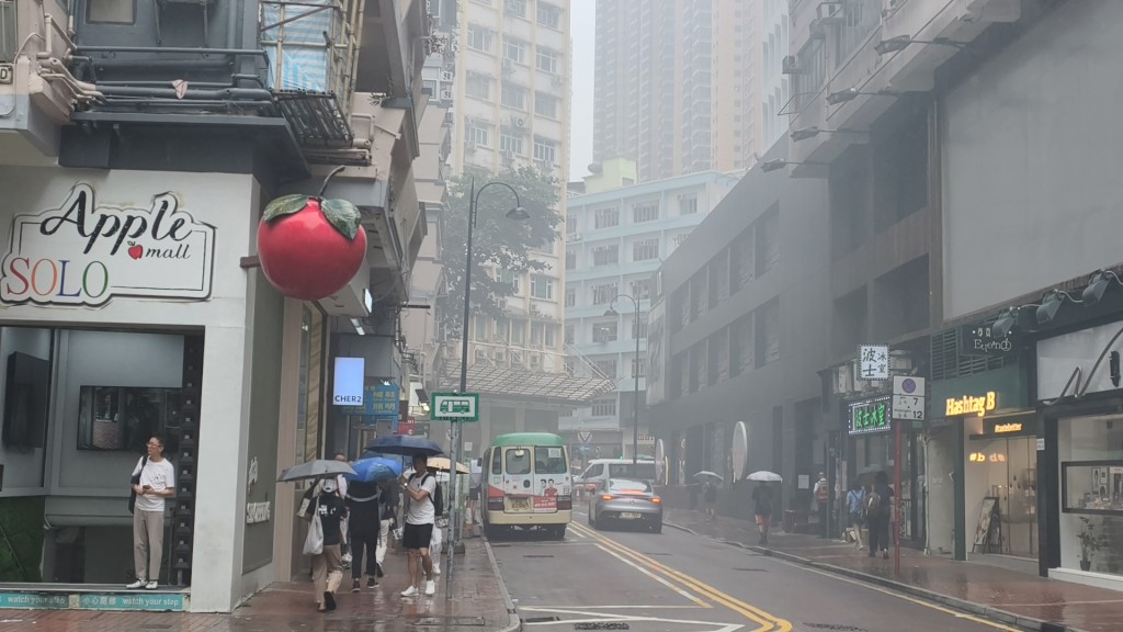 現場濃煙密佈,消防到場開喉灌救。徐裕民攝 現場濃煙密佈,消防到場開喉灌救。徐裕民攝