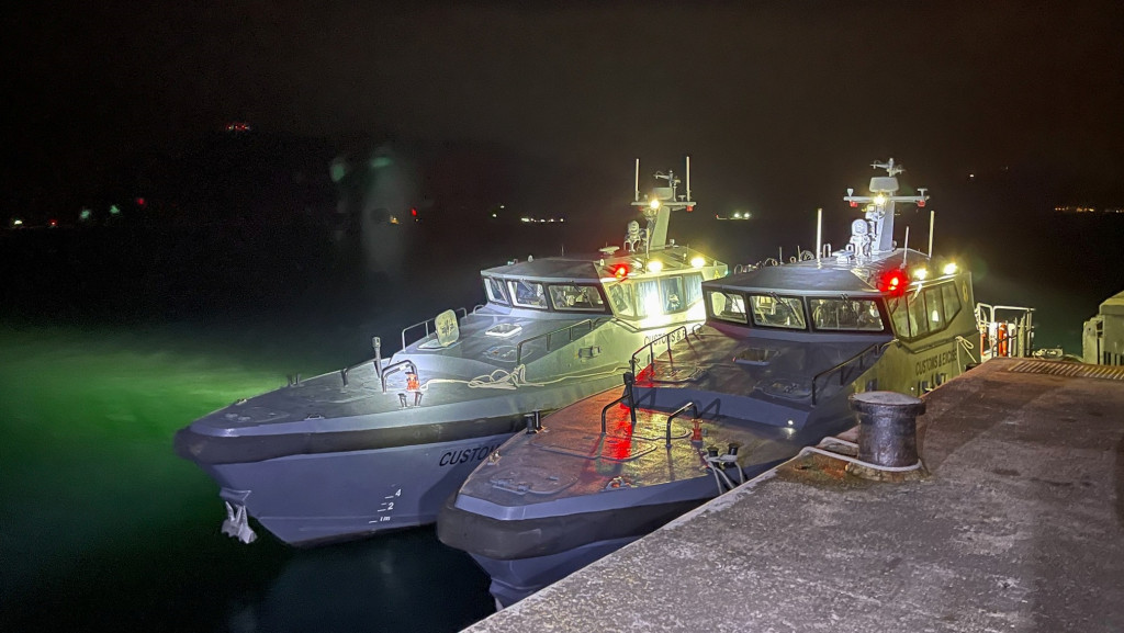 海關人員駕駛高速截擊艇在西貢大廟灣一帶巡邏。 