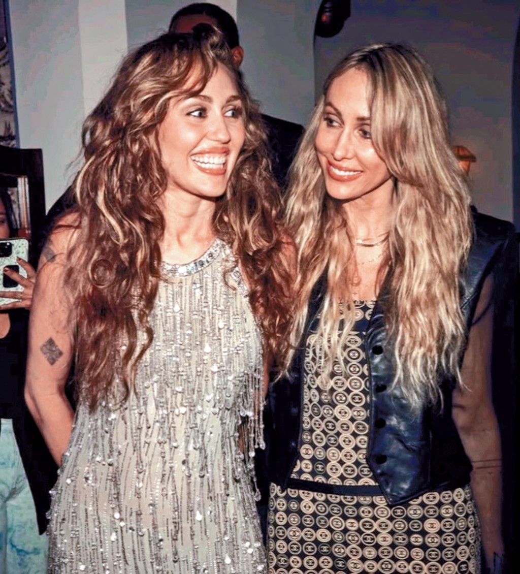 有45歲女子自稱是Miley親母，但網民們力撐Miley與媽咪Tish十足餅印，肯定是親生。