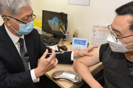 复星医药今日开始，为香港地区的私营医疗体系供应复必泰二价疫苗。